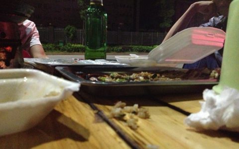 来个宵夜喝几杯啤酒，减肥仍然继续