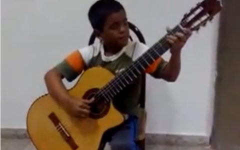 分享两年前看到的视频小朋友把吉他玩成琵琶演奏《泰坦尼克》