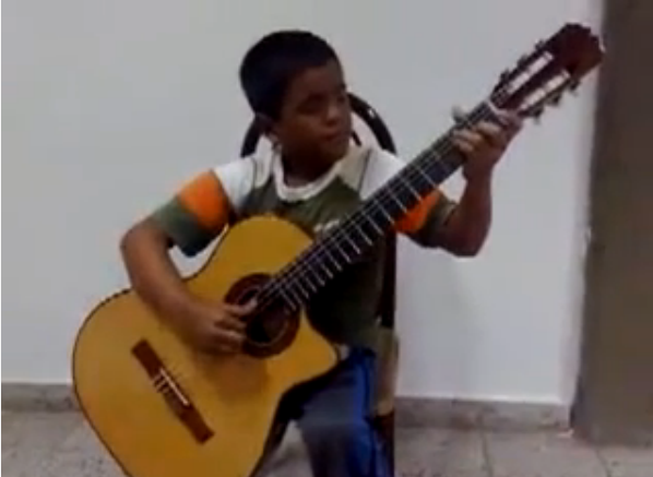 分享两年前看到的视频小朋友把吉他玩成琵琶演奏《泰坦尼克》